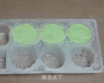 Make Chocolate ice cream mooncake step 4