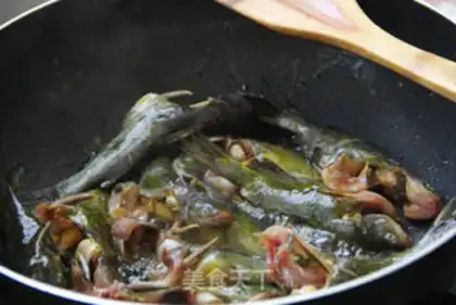 Make Garlic yellowfish step 1