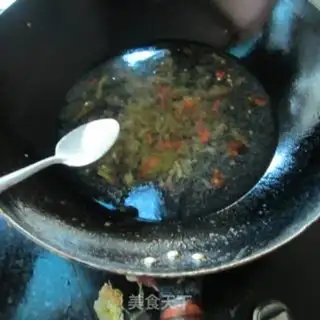 Make Sour bean bean blood soup step 3