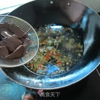 Make Sour bean bean blood soup step 5