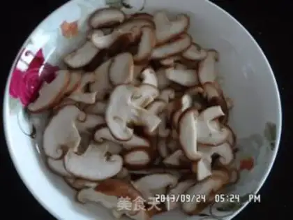 Make Fresh mushrooms and oil step 1