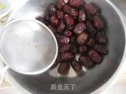 Make Red sugar date sponge cake step 1