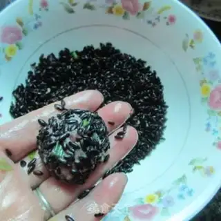 Make Black riceballs step 4