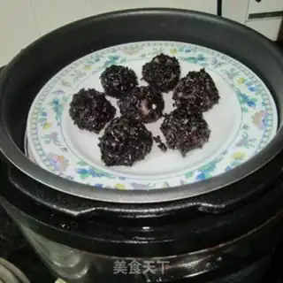 Make Black riceballs step 6