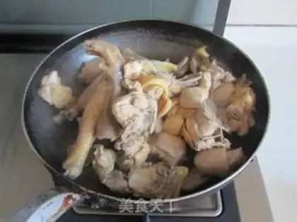 Make Chicken with chestnuts in the private room step 1