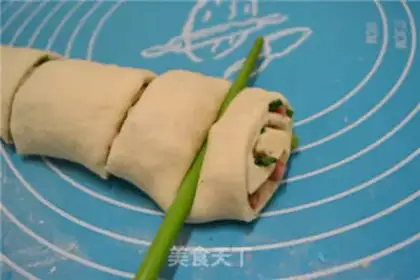 Make Precious ham onion rolls step 13