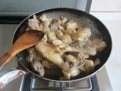 Make Chicken with chestnuts in the private room step 2