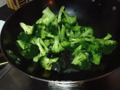 Make Eggs, broccoli step 1