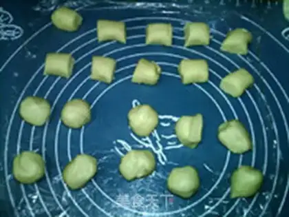 Make Sioux five-man ham moon cake step 6