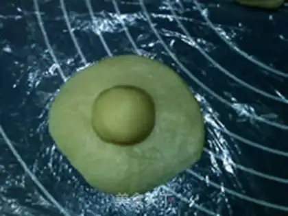 Make Sioux five-man ham moon cake step 7