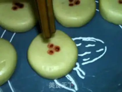 Make Sioux five-man ham moon cake step 23