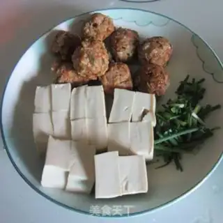 Make Maroon tofu soup step 1