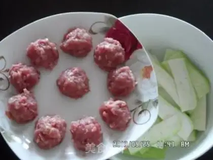 Make Meatball melon soup step 1