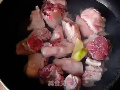 Make Black Bean Pork Hand step 1
