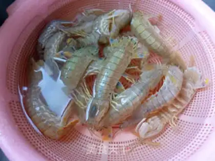 Make Spicy leather shrimp step 0