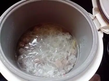 Make Tomato egg noodles step 1
