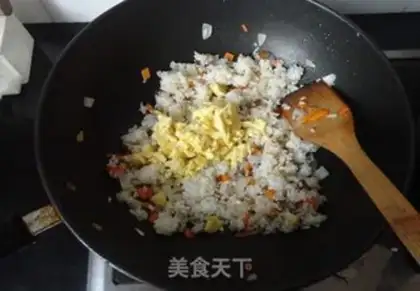 Make Pelican egg fried rice step 5