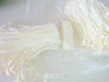 Make Golden mushrooms mixed with seaweed step 1