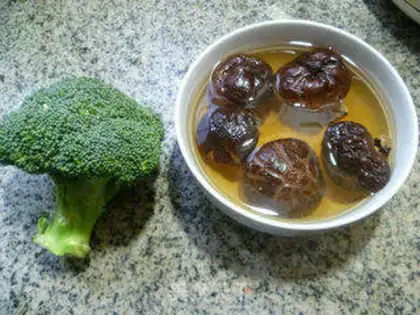 Make Fry mushrooms and broccoli step 0