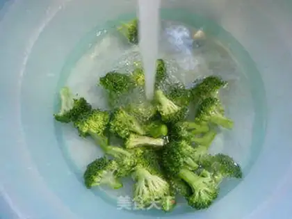 Make Fry mushrooms and broccoli step 1