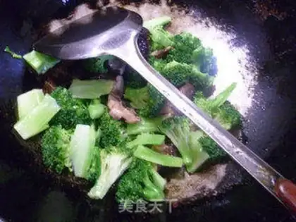 Make Fry mushrooms and broccoli step 6