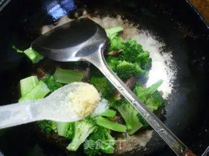 Make Fry mushrooms and broccoli step 8