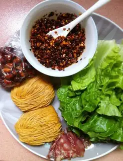 Make Spicy shrimp noodles step 0