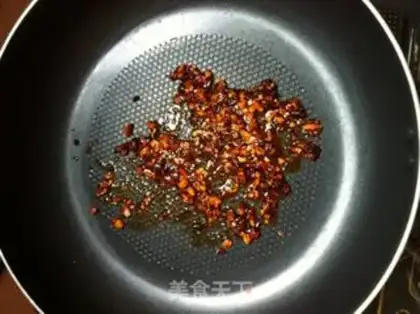 Make Spicy shrimp noodles step 1