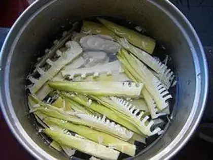 Make Pine Willow Spear soup step 1