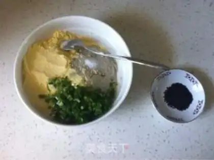 Make Onion greasy sesame pie step 1