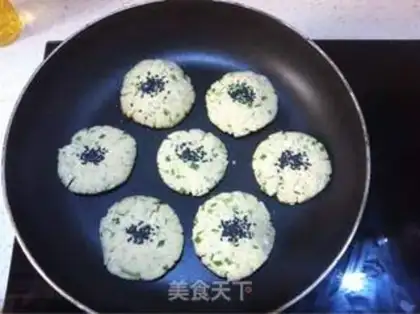 Make Onion greasy sesame pie step 6