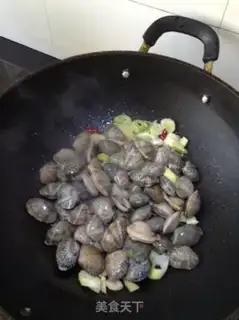 Make Curry popping clams step 5