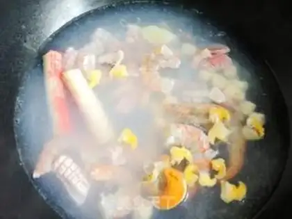 Make Smelt seafood soup step 1