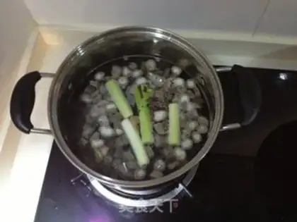 Make Old Beijing goat soup step 1