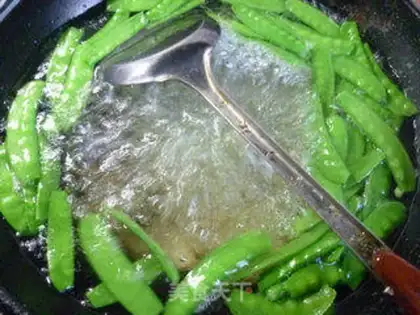 Make Garlic Dutch beans step 1