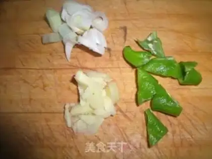 Make Soy-dried little fried meat step 1