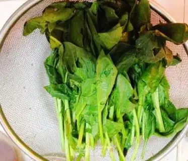 Make Emerald spinach noodles step 1