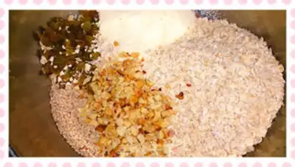 Make Snack of oatmeal nuts step 2