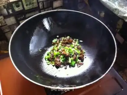 Make Pyramids for eggs step 1