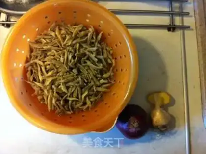 Make Spicy little salty fish step 0