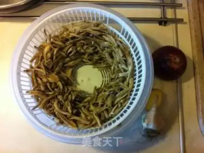 Make Spicy little salty fish step 1