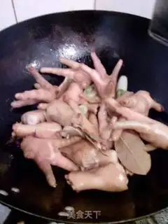 Make Peanuts burning chicken feet step 1