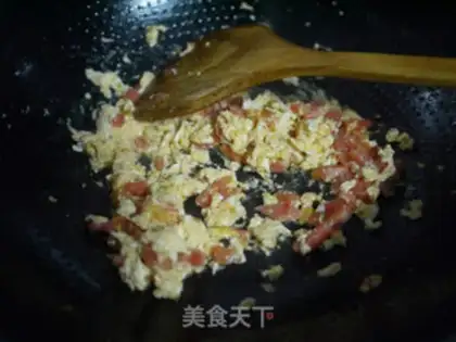 Make Weenie tomato egg fried rice step 1