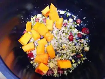 Make Pumpkin green bean congee step 1
