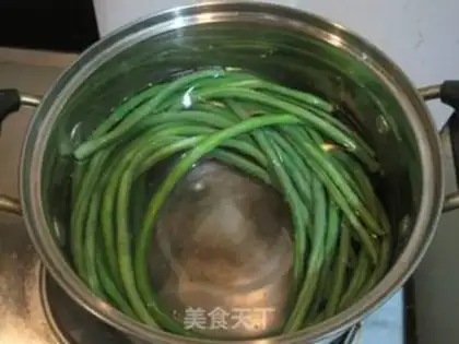 Make Colored chicken soup step 1