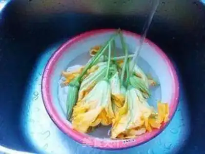 Make Eggs and pumpkins step 1