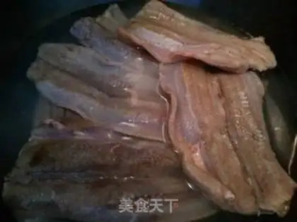 Make Shrimp noodles with sauerkraut head step 1