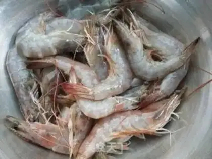 Make Shrimp noodles with sauerkraut head step 4