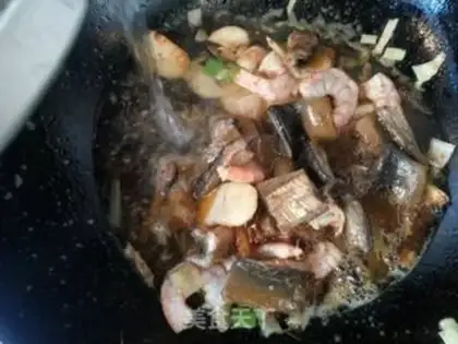 Make Shrimp noodles with sauerkraut head step 12