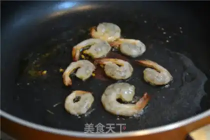Make French bread with apple pepper shrimp step 8